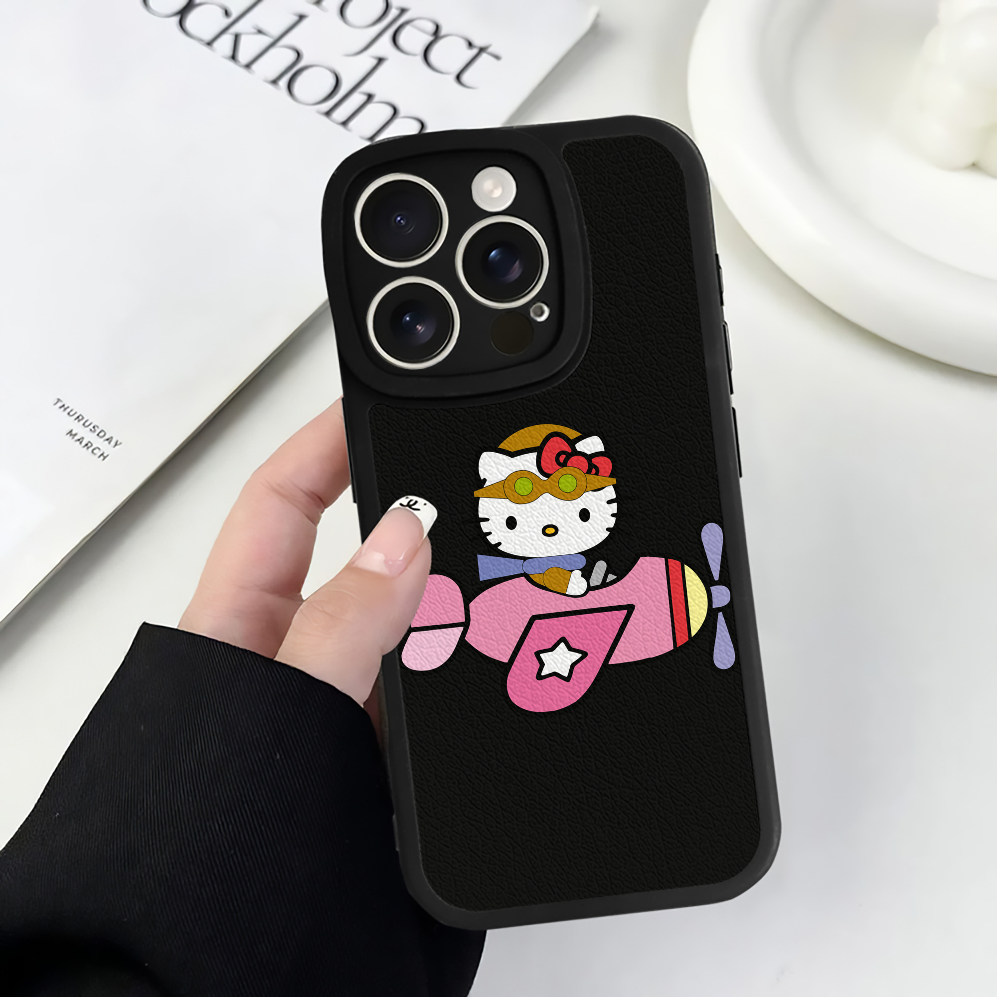 （画像用） Hello Kitty ハローキティ 【iPhone 16シリーズ対応】シリコンスマホケース（レザー調） 材質：シリコン
